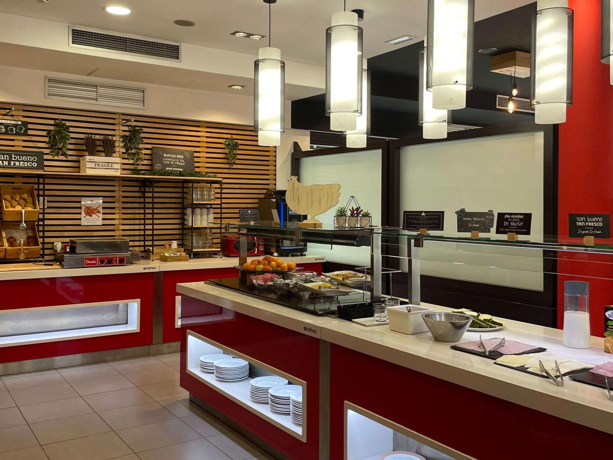 Ibis Budget Girona Costa Brava Esterno foto