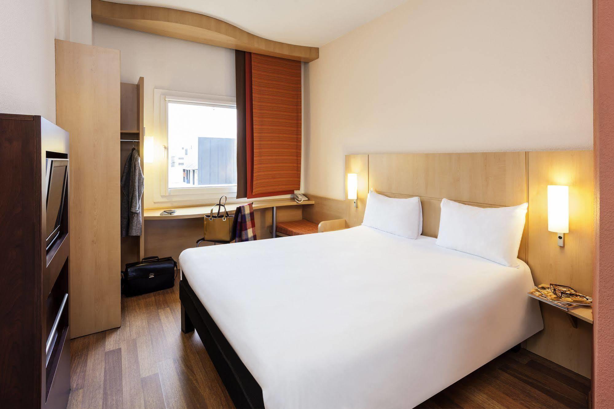 Ibis Budget Girona Costa Brava Esterno foto